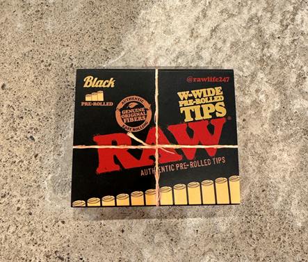 BLACK W-WIDE PRE-ROLLED TIPS