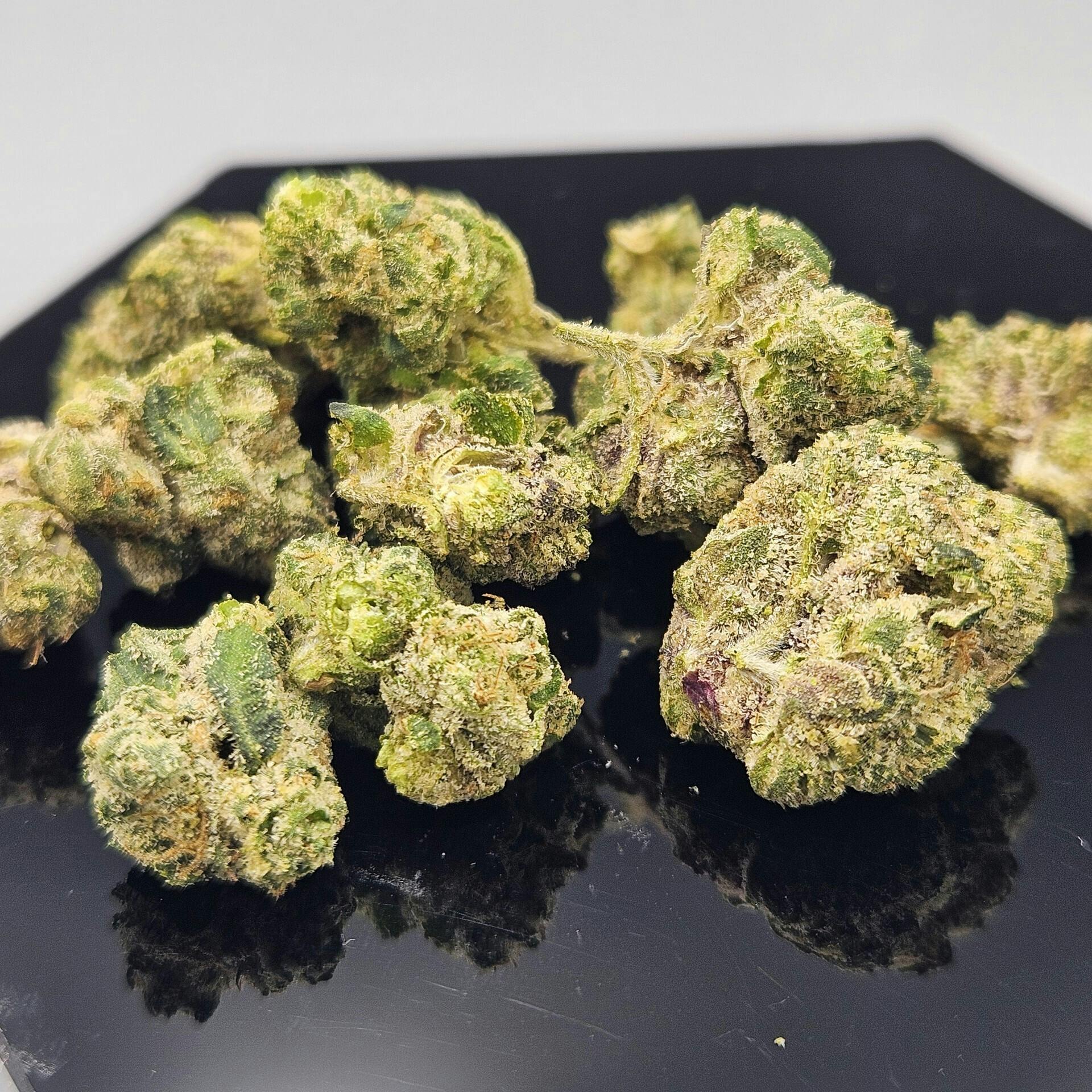 Life hack | Deli-Flower Smalls | 30.63% | Indica-Hybrid