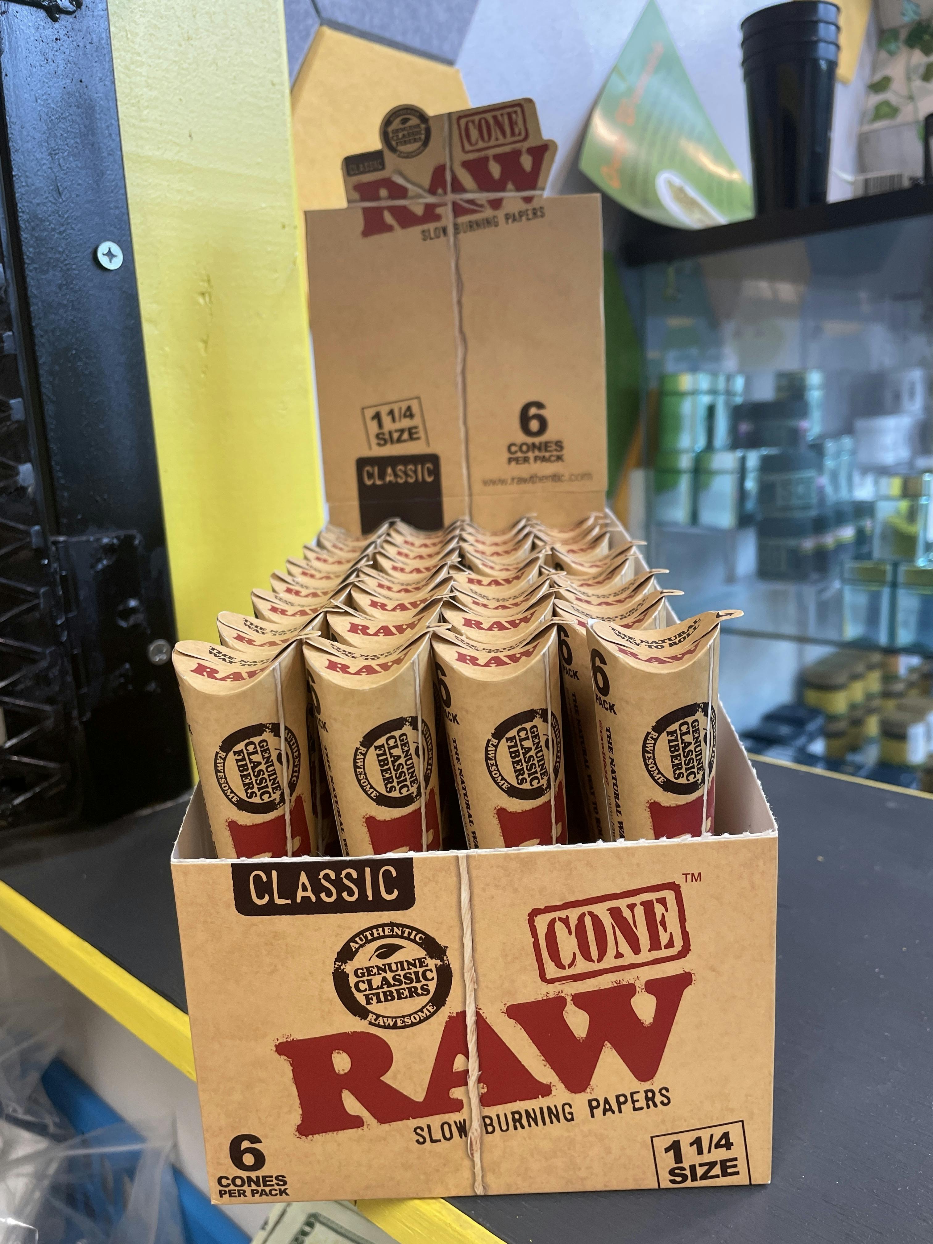 Raw Cone 1 1/4 6pk at Bee's Buds Dispensary Saucier