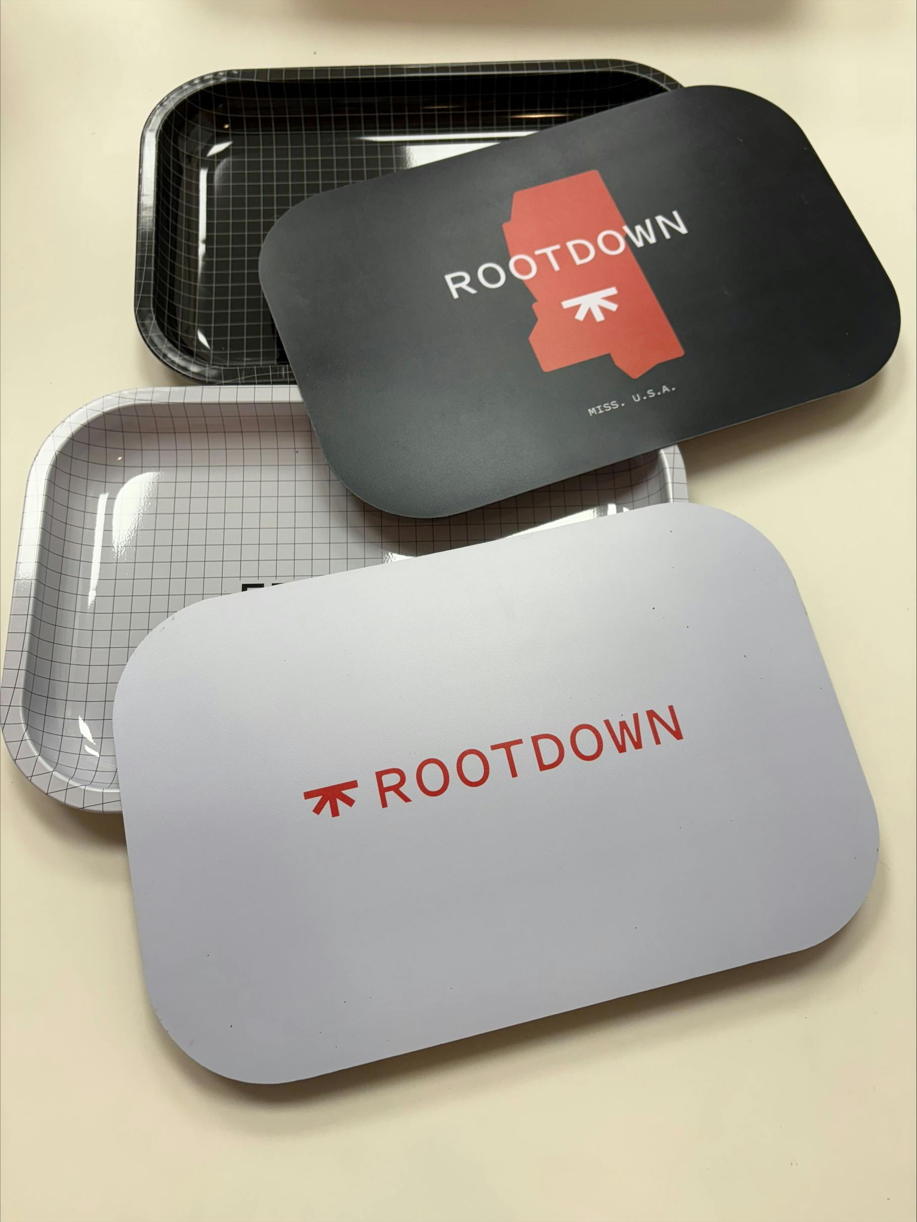 ROOTDOWN - Rolling Tray 5 x 7" w/Magnetic Lid - Assorted Colors at ROOTDOWN