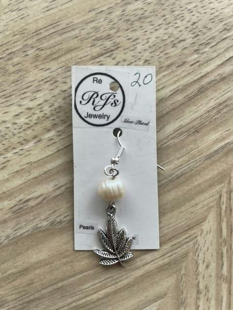 LORALIE NICKEL: EARRINGS (PEARL)
