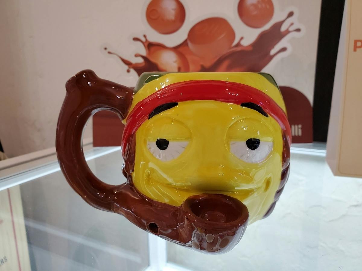 Distant Shores - Mug Pipe - Stoned Emoji