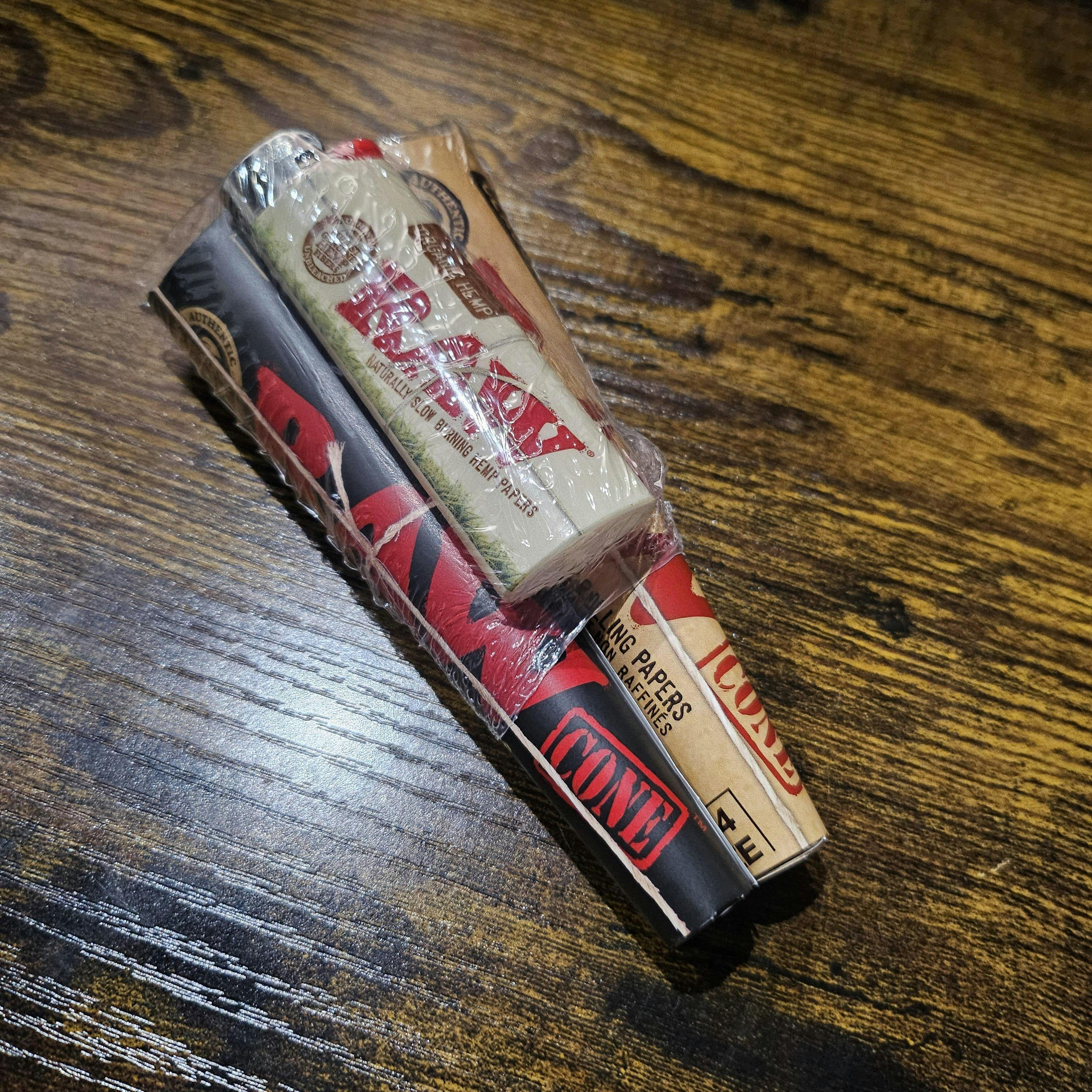 Raw 1 1/4 cones with lighter