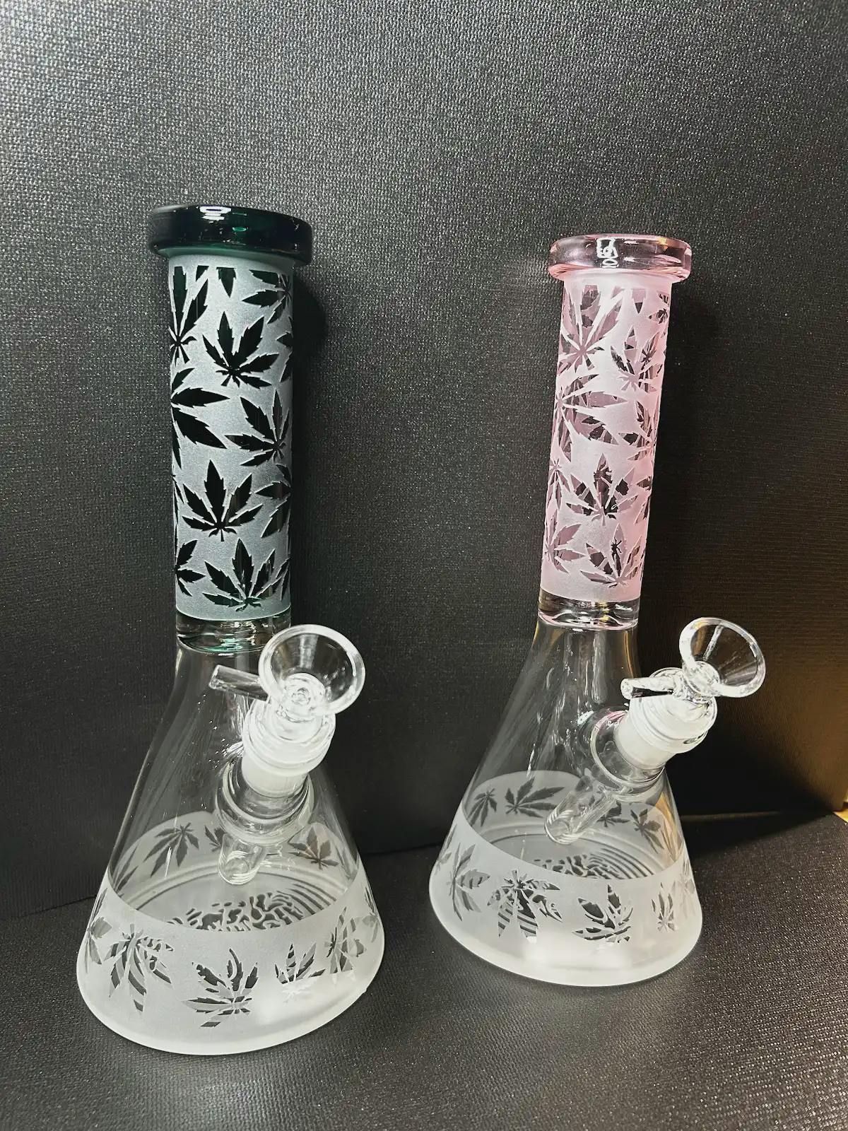 Bong - TF - 10" Etched Pot Leaf Beaker