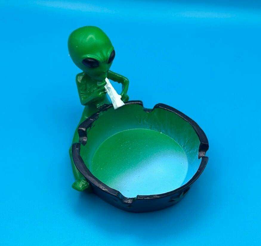 T, Alien ash tray