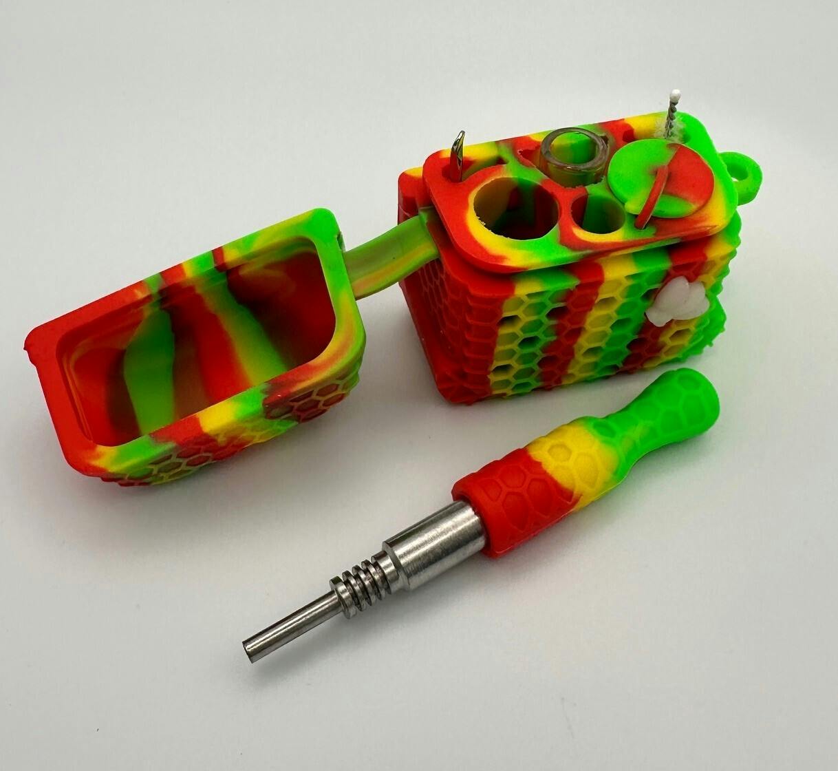 HMI, Compact Silicone Nectar Collector Kit - colors and patterns may vary