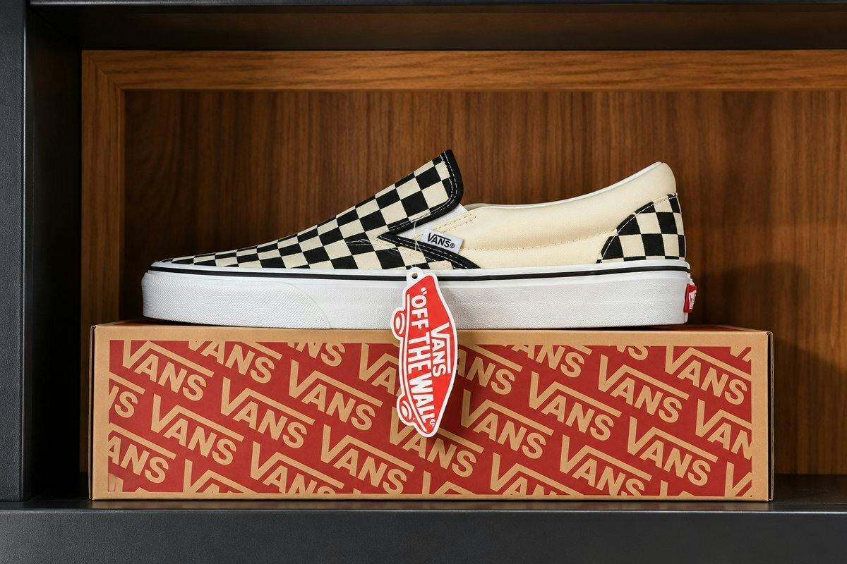 DWD - VAN'S CLASSIC SLIP ON BLK & WHT SZ 11