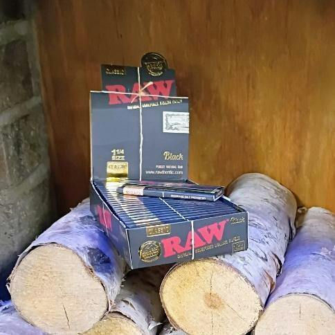 RAW Authentic Rolling Papers Classic 1 1/4 Black