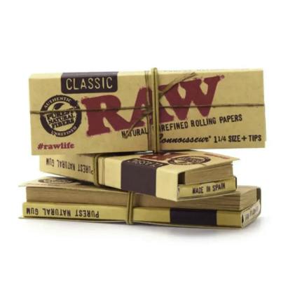 Black Classic Connoisseur 1 1/4 Size Rolling Papers | Accessories