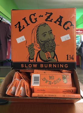 Zig-Zag Slow Burn 1 1/4 size (Tax Not Included)