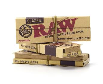 Black Classic Connoisseur 1 1/4 Size Rolling Papers | Accessories