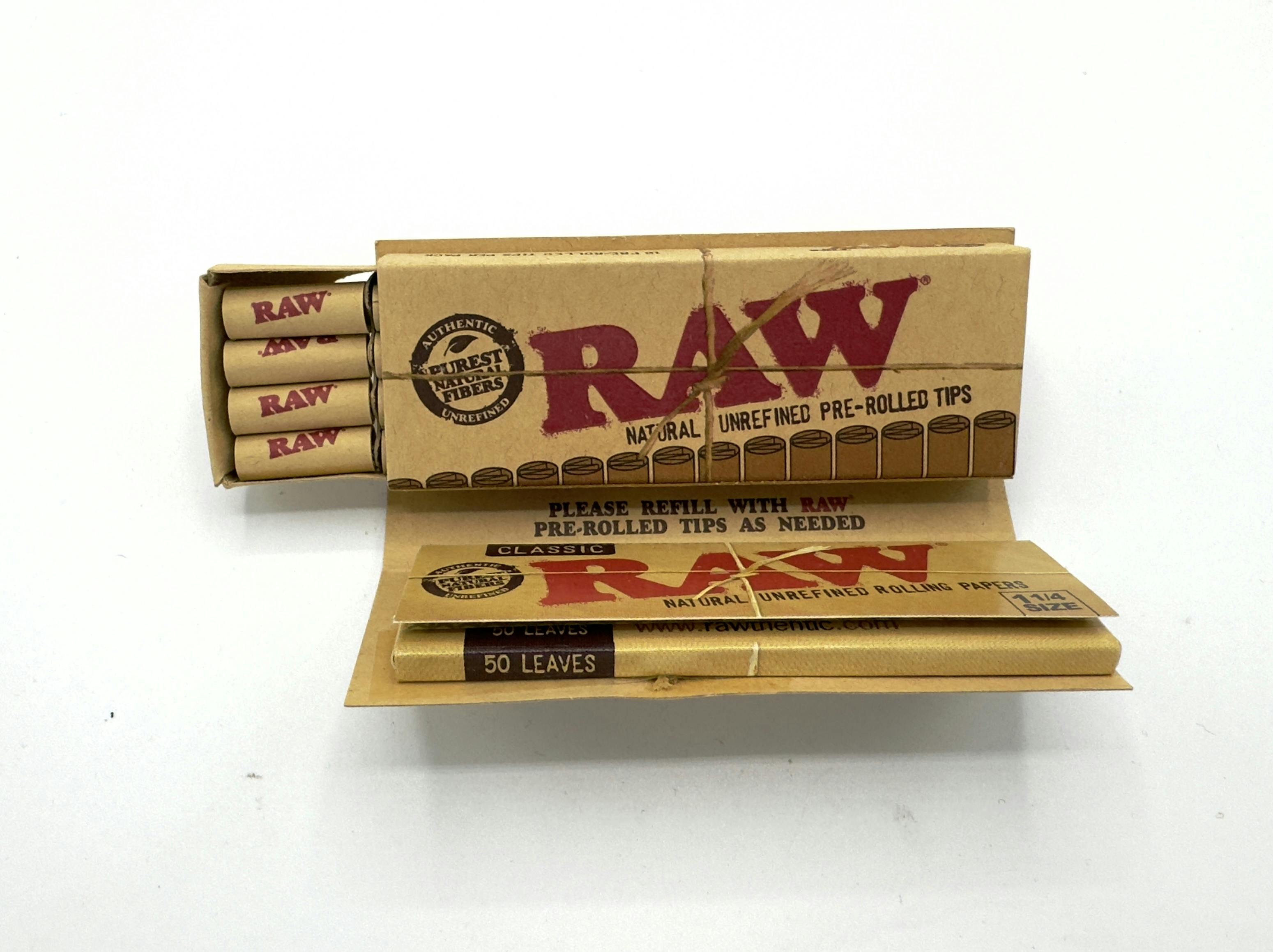 Black Classic Connoisseur 1 1/4 Size Rolling Papers | Accessories