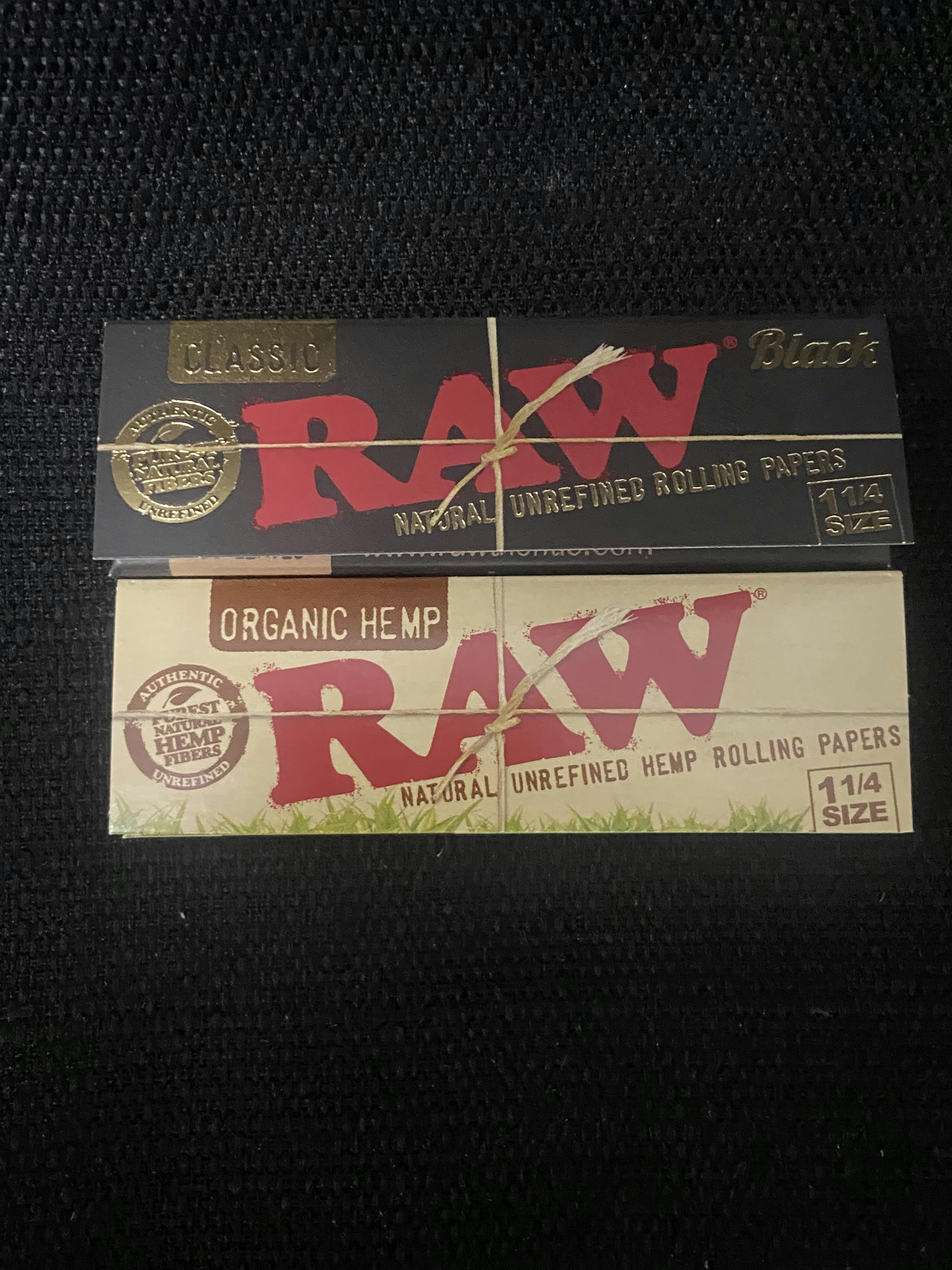 Raw Classic Rolling Papers (Black) 1 1/4