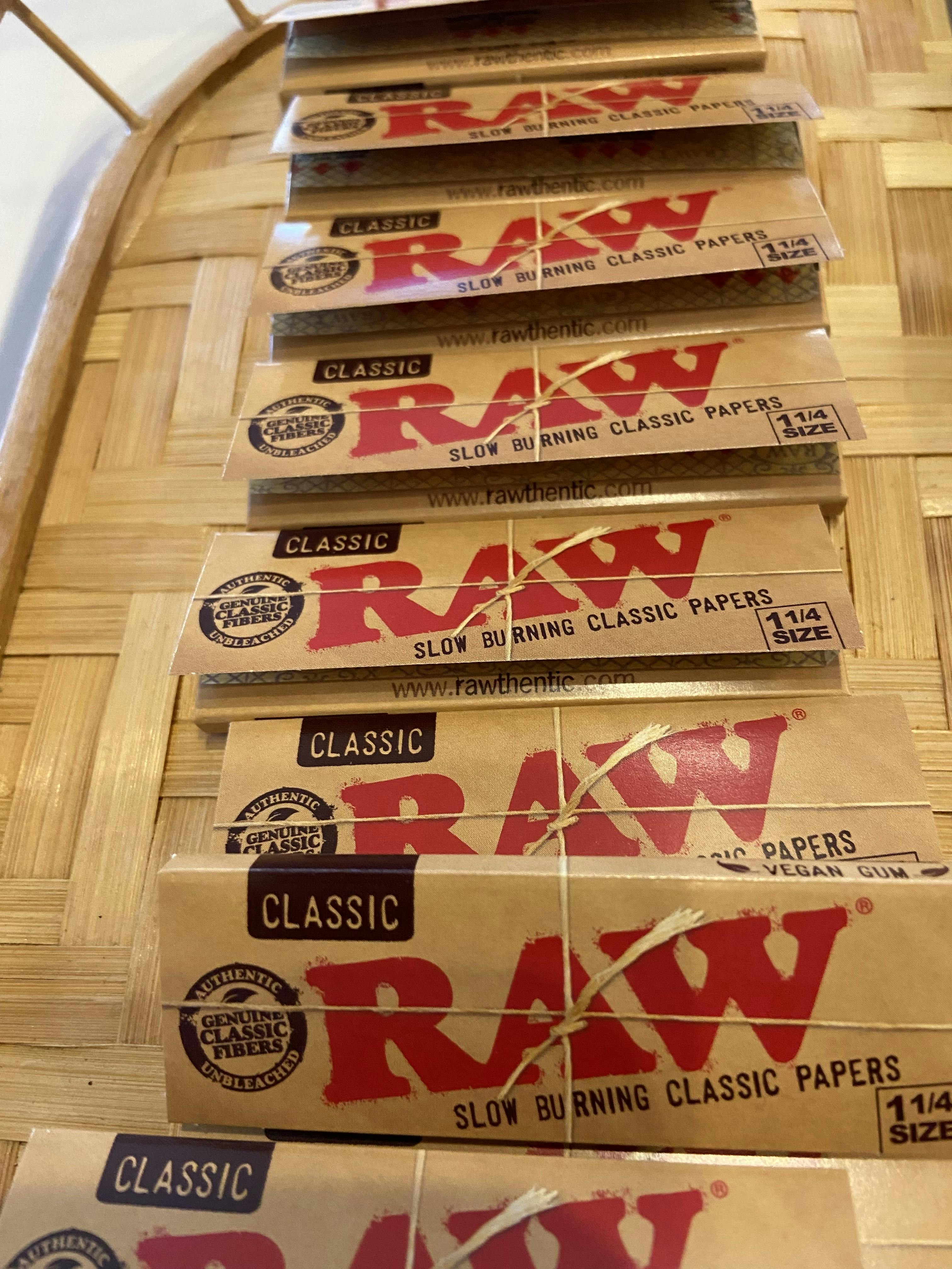 1 1/4 Size Classic Rolling Papers | Accessories | 50ct